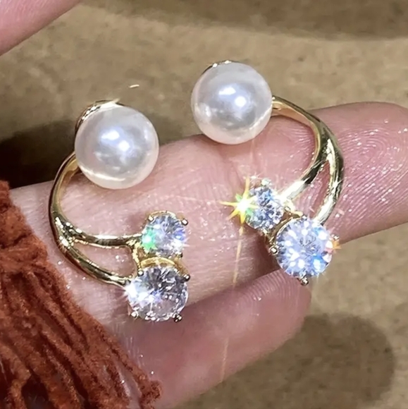 Jewelry - Nwt! Pretty gold rhinestone and Pearl earrings